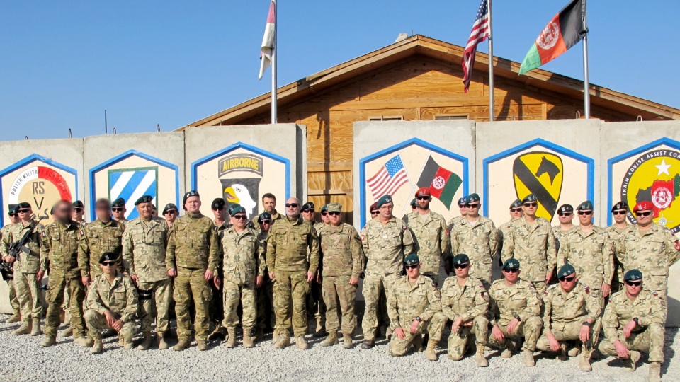 Wspólne zdjęcie w bazie Gamberi w Afganistanie. Fot. PAP/Rafał Lesiecki