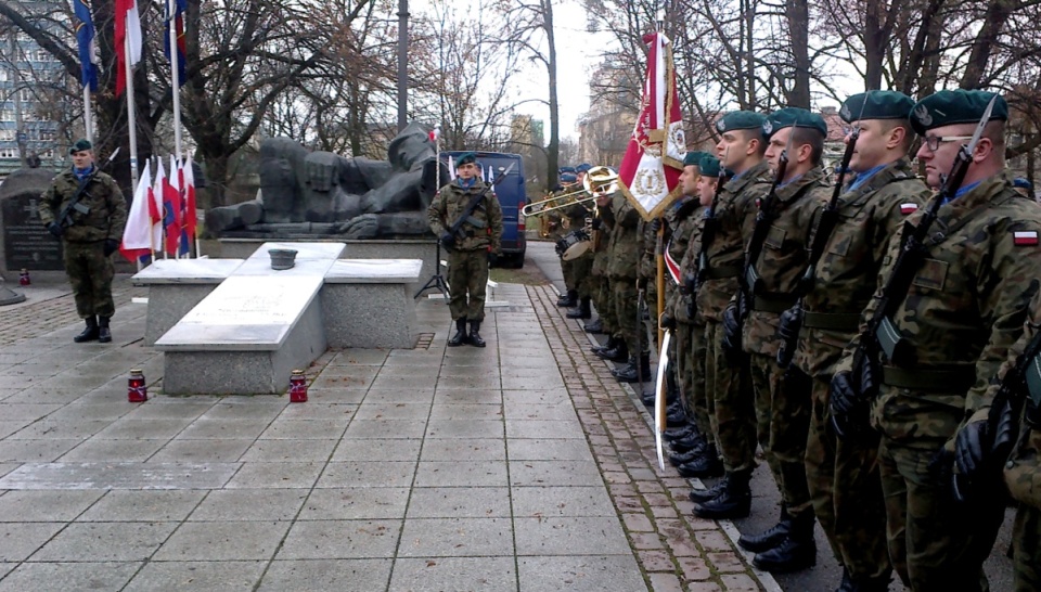 Rocznicę wybuchu Powstania Wielkopolskiego uczczono w Bydgoszczy z towarzyszeniem orkiestry i kompanii honorowej Wojska Polskiego. Fot. Andrzej Krystek