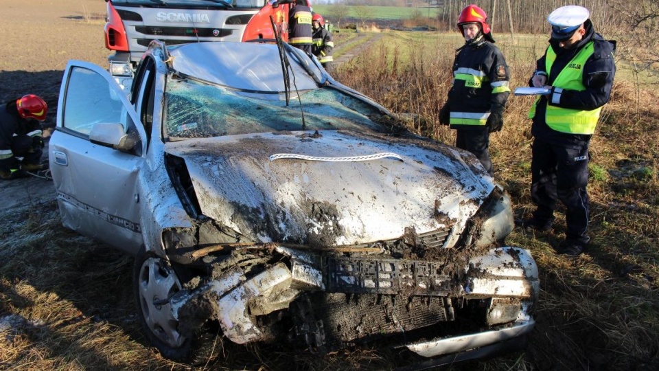 Policjanci wyjaśniają okoliczności tragicznego wypadku drogowego w miejscowości Okonin koło Grudziądza. W zdarzeniu zginął 46-letni kierowca. Fot. Policja