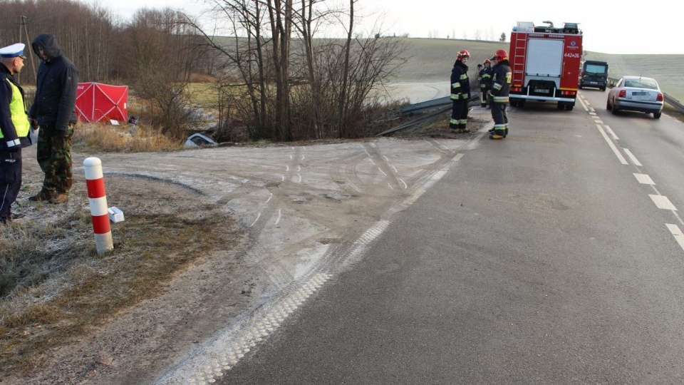 Policjanci wyjaśniają okoliczności tragicznego wypadku drogowego w miejscowości Okonin koło Grudziądza. W zdarzeniu zginął 46-letni kierowca. Fot. Policja
