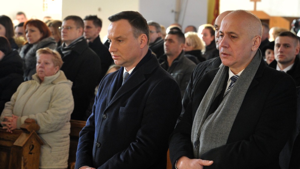 Uczestniczący w żałobnej ceremonii prezydent Andrzej Duda złożył po mszy kondolencje najbliższej rodzinie zabitego kierowcy. Fot. PAP/Marcin Bielecki