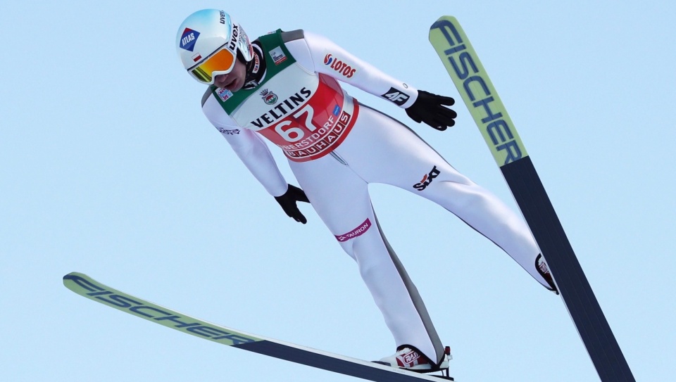 W niedzielę Kamil Stoch stanie przed szansą objęcia po raz pierwszy w historii prowadzenia w Turnieju Czterech Skoczni. Fot. PAP/EPA/Daniel Karmann