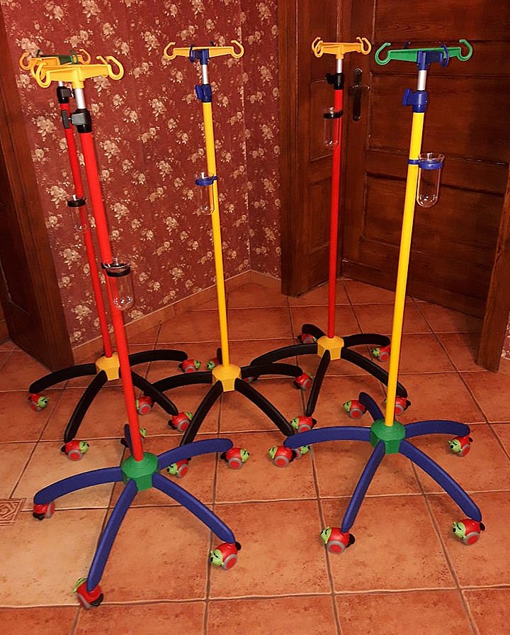 Nowe stojaki na kroplówki dla dzieci są lekkie i kolorowe. Fot. nadesłane