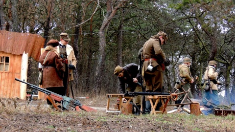 Z okazji Toruńskich Obchodów Narodowego Dnia Pamięci Żołnierzy Wyklętych, w lasku przy ul. Bema w Toruniu, odbyła się inscenizacja historyczna. Fot. Michał Zaręba