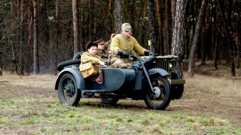 Z okazji Toruńskich Obchodów Narodowego Dnia Pamięci Żołnierzy Wyklętych, w lasku przy ul. Bema w Toruniu, odbyła się inscenizacja historyczna. Fot. Michał Zaręba