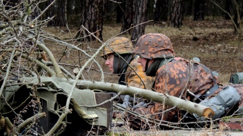 Z okazji Toruńskich Obchodów Narodowego Dnia Pamięci Żołnierzy Wyklętych, w lasku przy ul. Bema w Toruniu, odbyła się inscenizacja historyczna. Fot. Michał Zaręba