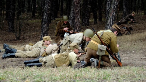 Z okazji Toruńskich Obchodów Narodowego Dnia Pamięci Żołnierzy Wyklętych, w lasku przy ul. Bema w Toruniu, odbyła się inscenizacja historyczna. Fot. Michał Zaręba