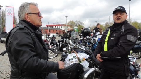 Motocykliści przywieźli kaski i hełmy pełne śwątecznych łakoci. Fot. Michał Zaręba