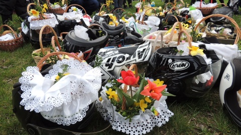 Motocykliści przywieźli kaski i hełmy pełne śwątecznych łakoci. Fot. Michał Zaręba