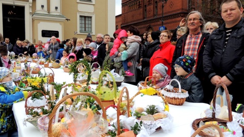 Dokładnie w południe rozpoczęła się miejska święconka na Rynku Staromiejskim w Toruniu. Fot. Michał Zaręba mie