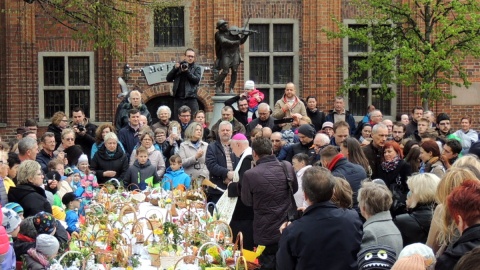 Przyniesione na Rynek Staromiejski przez torunian pokarmy, poświęcił biskup Andrzej Suski. Fot. Michał Zaręba