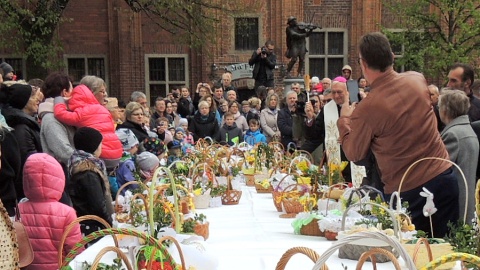 Przyniesione na Rynek Staromiejski przez torunian pokarmy, poświęcił biskup Andrzej Suski. Fot. Michał Zaręba