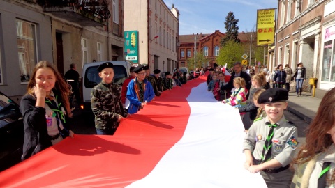 Święto Flagi w Świeciu nad Wisłą, gdzie mieszkańcy m.in. nieśli 50-metrową flagę. Fot. Marcin Doliński