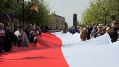 100-metrową flagę nieśli 2 maja również mieszkańcy Włocławka. Fot. Marek Ledwosiński