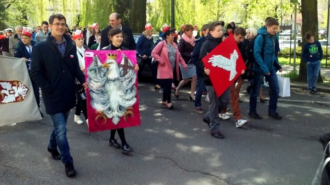 Z Fiharmonii Pomorskiej na plac Wolności w Bydgoszczy przeszesdł orszak z Białymi Orłami. Fot. Kamila Zroślak