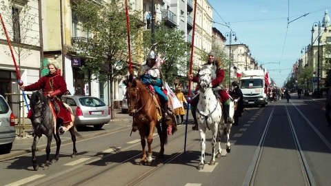 Z Fiharmonii Pomorskiej ulicą Gdańską na plac Wolności w Bydgoszczy przeszesdł orszak z Białymi Orłami. Fot. Kamila Zroślak