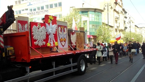 Z Fiharmonii Pomorskiej ulicą Gdańską na plac Wolności w Bydgoszczy przeszesdł orszak z Białymi Orłami. Fot. Kamila Zroślak