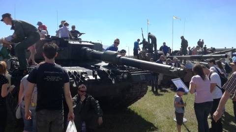 Na wystawie Air Fair każdy może zajrzeć do samolotu czy śmigłowca, a nawet do czołgu. Fot. Robin Jesse