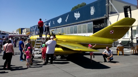 Na wystawie Air Fair każdy może zajrzeć do samolotu czy śmigłowca. Fot. Robin Jesse