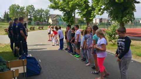 Trzecioklasiści wzięli udział w pierwszych zajęciach pilotażowych pn. „Mały Ratownik”. Szkolili ich bydgoscy policjanci i ratownicy medyczni. Fot. Policja