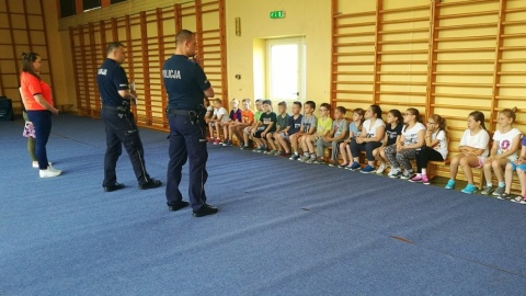 Trzecioklasiści wzięli udział w pierwszych zajęciach pilotażowych pn. „Mały Ratownik”. Szkolili ich bydgoscy policjanci i ratownicy medyczni. Fot. Policja