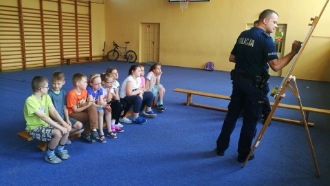 Trzecioklasiści wzięli udział w pierwszych zajęciach pilotażowych pn. „Mały Ratownik”. Szkolili ich bydgoscy policjanci i ratownicy medyczni. Fot. Policja