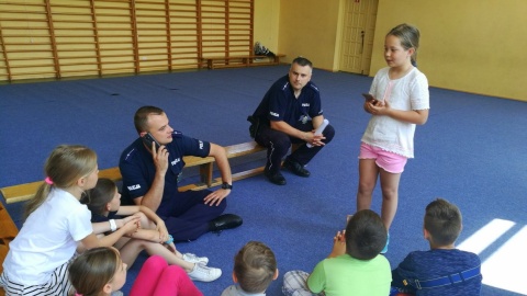 Trzecioklasiści wzięli udział w pierwszych zajęciach pilotażowych pn. „Mały Ratownik”. Szkolili ich bydgoscy policjanci i ratownicy medyczni. Fot. Policja