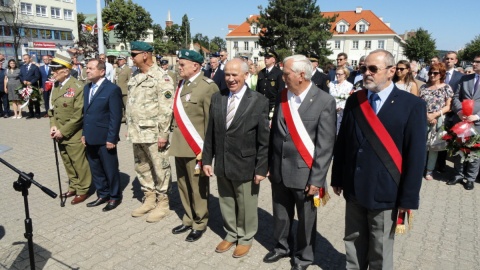 Włocławska uroczystość z okazji Święta Wojska Polskiego odbyła się na placu Wolności pod pomnikiem Żołnierza Polskiego. Fot. Sławomir Kukiełczyński