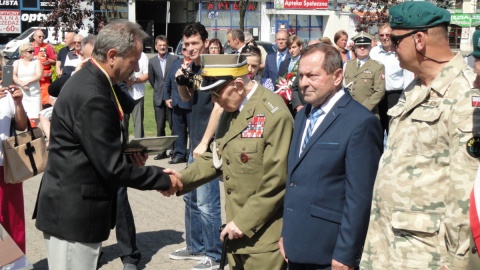 Włocławska uroczystość z okazji Święta Wojska Polskiego odbyła się na placu Wolności pod pomnikiem Żołnierza Polskiego. Fot. Sławomir Kukiełczyński