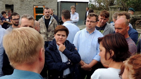 Premier Beata Szydło odwiedziła w Małej Kloni rodzinę Góreckich, których dom ucierpiał w wyniku wichury. Fot. Damian Klich