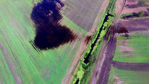 Pola i domy zalewane wodą z Krówki - zdjęcia wykonane za pomocą drona. Fot. Aviation Technik, sp. z o. o.