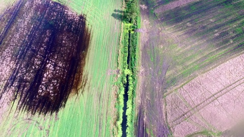 Pola i domy zalewane wodą z Krówki - zdjęcia wykonane za pomocą drona. Fot. Aviation Technik, sp. z o. o.