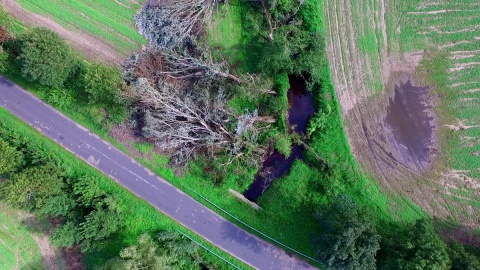 Pola i domy zalewane wodą z Krówki - zdjęcia wykonane za pomocą drona. Fot. Aviation Technik, sp. z o. o.