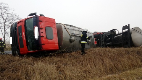 Przewrócona cysterna z mlekiem na drodze W-266 w Wójcinie [zdjęcia]