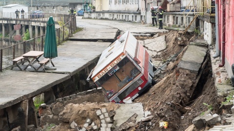 Kilkudziesięciometrowe osuwisko na nabrzeżach Odry we Wrocławiu