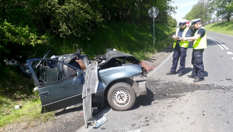 Wypadek samochodu osobowego i busa