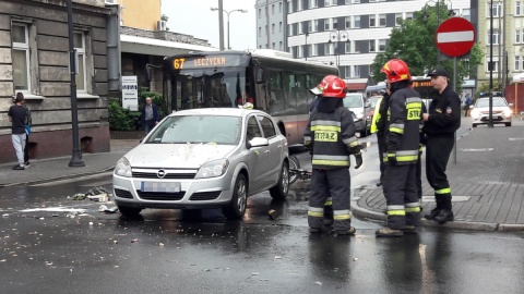 Rowerem pod nadjeżdżające auto