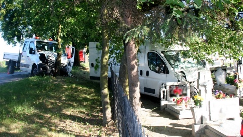 4 osoby ranne, dwa zniszczone nagrobki - groźby wypadek w Świeciu