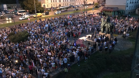 Protesty przeciwko przyjętej ustawie o Sądzie Najwyższym [wideo]