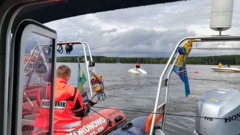 Bydgoscy policjanci i ratownicy WOPR uratowali 3 mężczyzn wypoczywających na wodzie