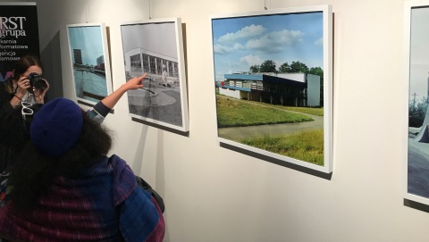 Wernisaż wystawy fotografii architektury modernistycznej w Galerii Farbiarnia