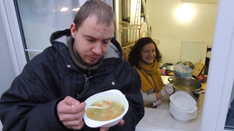 Gorąca zupa czeka na głodnych w toruńskim Oknie Ciepła