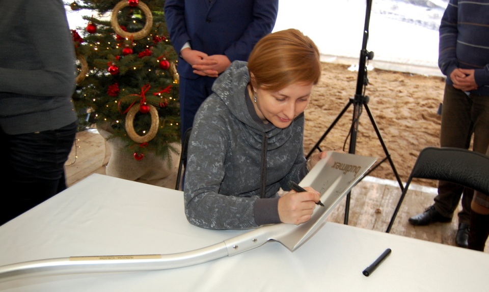 Obecni na uroczystości mogli złożyć swój podpis na pamiątkowej "pierwszej łopacie". Z możliwości takiej skorzystała również Monika Kaczyńska. Fot. nadesłane