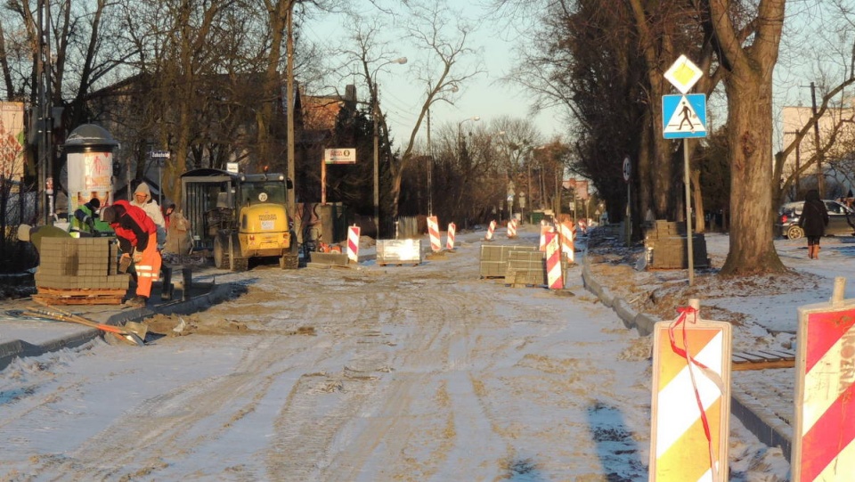 Ulica Saperów w Bydgoszczy jest wciąż rozkopana, choć prace remontowe powinny zakończyć się 1,5 miesiąca temu. Fot. Damian Klich