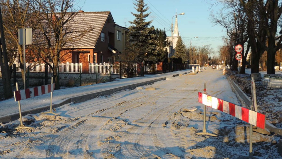 Ulica Saperów w Bydgoszczy jest wciąż rozkopana, choć prace remontowe powinny zakończyć się 1,5 miesiąca temu. Fot. Damian Klich