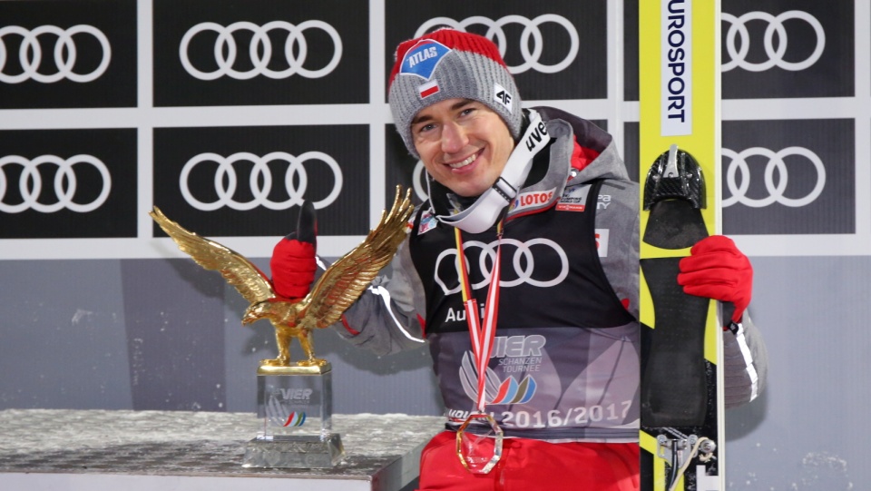 Kamil Stoch z trofeum dla zwycięzcy Turnieju, podczas ceremonii dekoracji zwycięzców po zakończeniu ostatniego konkursu 65. Turnieju Czterech Skoczni w Bischofshofen. Fot. PAP/Grzegorz Momot