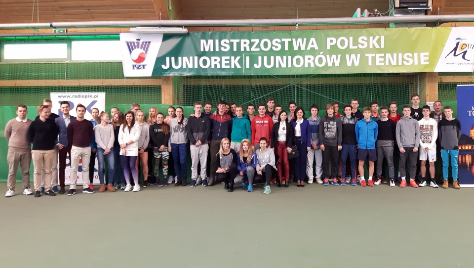 Wspólne zdjęcie uczestników, sędziów i organizatorów mistrzostw Polski juniorów i juniorek do lat 18 w tenisie ziemny. Fot. materiał prasowy