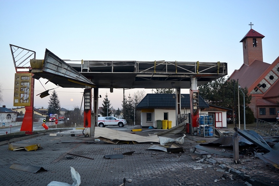 Pożar strawił niemal cały budynek stacji paliw w Topólce, spłonęły także dwa samochody pracowników obiektu. Fot. KPP Radziejów