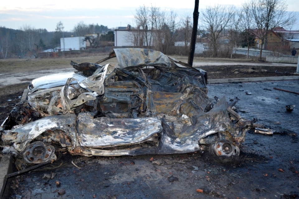 Pożar strawił niemal cały budynek stacji paliw w Topólce, spłonęły także dwa samochody pracowników obiektu. Fot. KPP Radziejów