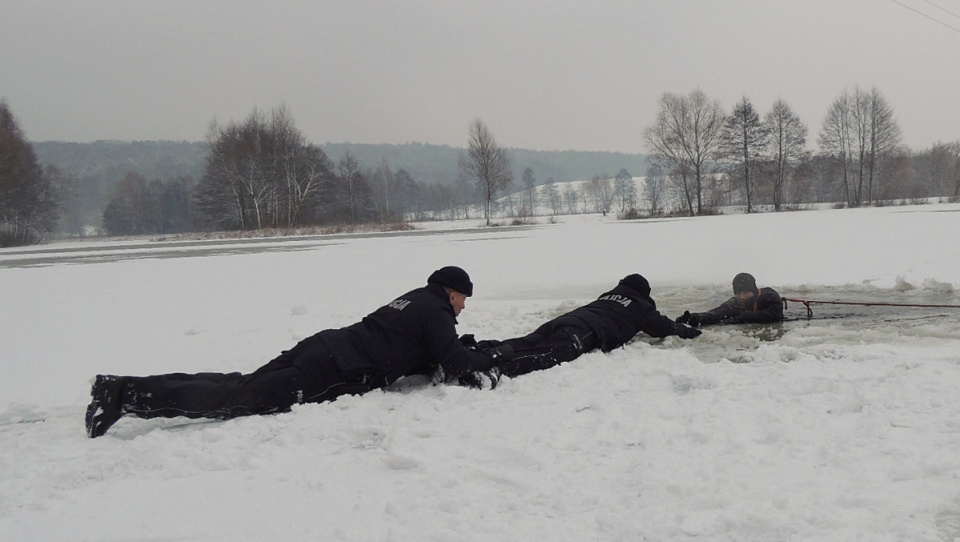 Policjanci i strażacy kręcili filmy instruktażowe na stawie w bydgoskim Myślęcinku. Fot. Tatiana Adonis